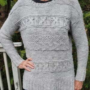 AMERICAN EAGLE OUTFITTERS Gray Sweater. Size M. GUC